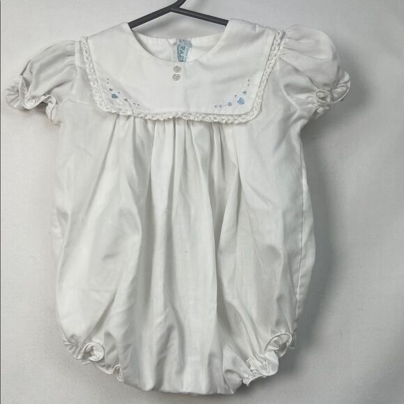 Pastels white bubble romper with bib collar and embroidery EUC size 0-3 m - Picture 1 of 9